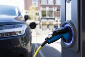 Cargando auto eléctrico