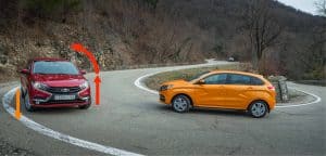 Auto tomando una curva