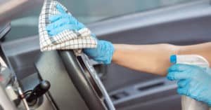 Desinfectando la cabina del auto